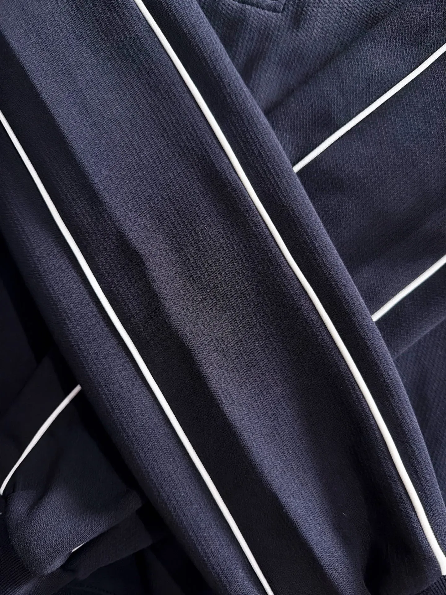 Paris Clover exclusively launches the 2026 autumn and winter New Arrival long-sleeved sweatshirts for men and women. Same Style. Many stars have the same style. Craftsmanship that ordinary small workshops cannot copy. No matter in terms of materials, detail restoration and craftsmanship, we are not afraid of any challenges, just to provide you with wonderful products. Compare the top Original versions at will. No expense is spared just to make it better. Unique imported fabric feel. Purely imported German machine production. Precision operation. Thousands of needles density. A complete set of New Arrival accessories with three standards can be customized simultaneously. Versatile upper body is fashionable, a perfect choice for autumn and winter, and a must-have item. Sizes table: M-4XL (please state your height and weight when placing an order)